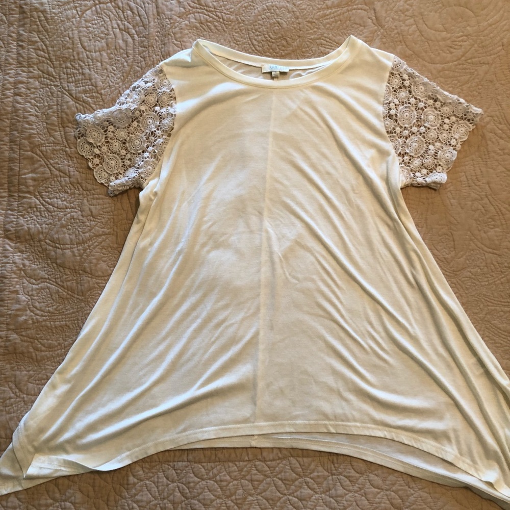 Lace sleeved shark bite tunic